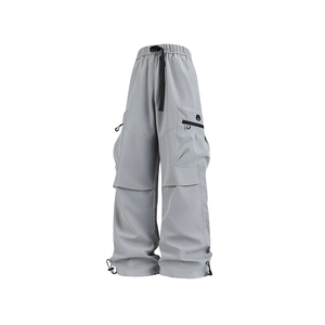 Pantalón cargo parachute gris claro de cintura alta con bolsillos y cordones