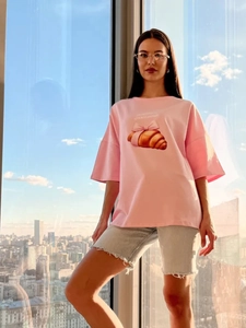 Ροζ oversized βαμβακερό T-shirt με τύπωμα κρουασάν και θέα στον ορίζοντα