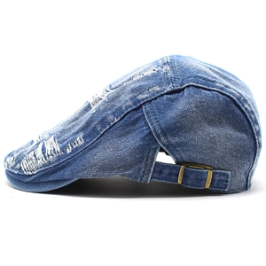 Berretto vintage in denim lavato con dettagli usurati e fibbia in metallo regolabile