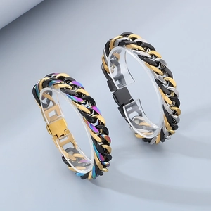 Détail de gourmettes colorées et or-argent avec fermoirs pliants sécurisés