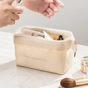 Borsa da trucco nuvola in PU crema con zip dorata e scritta Enjoy a pleasant trip