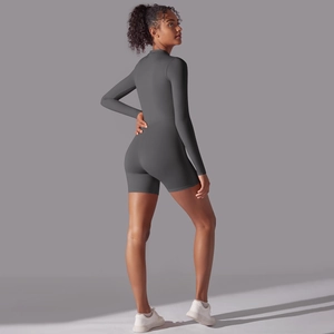 Dettaglio di un body sportivo grigio scuro a maniche lunghe con design a collo alto aderente
