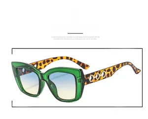 Dettaglio montatura cat eye verde con stanghette leopardate e decori ad anelli dorati
