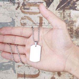 Vue détaillée du pendentif carré en acier inoxydable argenté avec chaîne torsadée