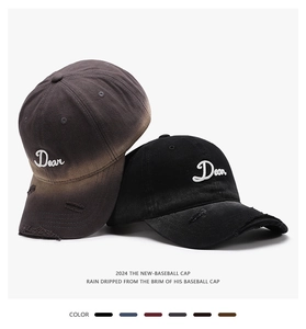 Détail de la casquette vintage délavée avec broderie 3D Dear et visière effilochée