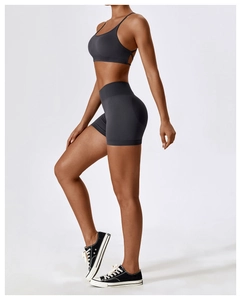 Détail du short de yoga taille haute sans couture et brassière de sport gris foncé