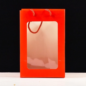 Sac cadeau rouge en papier avec fenêtre et poignées pour peluches