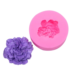 Moule en silicone rose pour savons et bougies avec une fleur violette finie