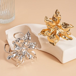 Bracciali a fiori a doppio strato in oro e argento con trama metallica stropicciata