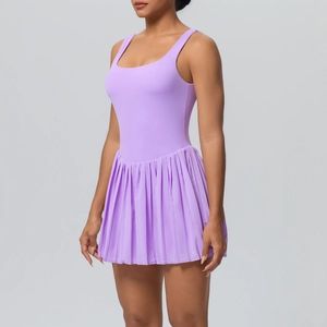 Détail d'une robe de tennis lavande avec jupe plissée et tissu de sport à haute élasticité