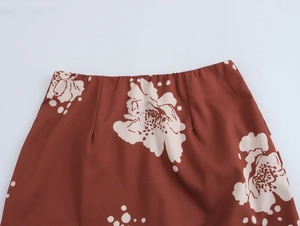 Détail de la taille élastique d'une jupe sirène marron à motif floral beige élégant
