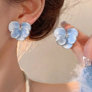 Elegante hellblaue Blumenstecker mit Silberakzenten auf einem weichen ästhetischen Hintergrund