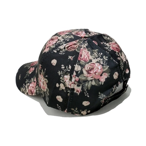 Dettaglio del cappellino vintage con stampa floreale di rose su tela di cotone nera