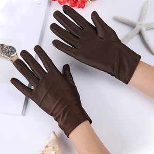 Close-up van chocoladebruine spandex handschoenen met gladde satijnen afwerking voor feesten
