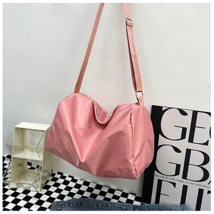 Dettaglio della borsa da viaggio in nylon rosa impermeabile con tracolla regolabile