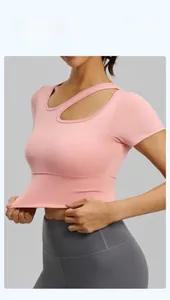 Dettaglio del top da yoga rosa elastico con scollo a goccia e design aderente