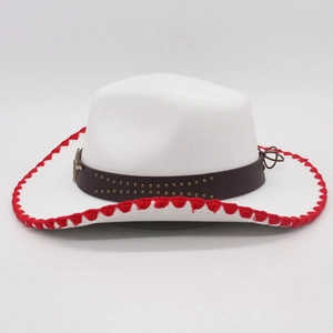 Sombrero vaquero de fieltro blanco con ribete rojo y banda de cuero tachonada