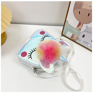 Dettaglio della borsa pranzo laser arcobaleno con pompon rosa e orecchie carine