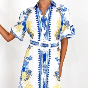 Abito a camicia estivo con stampa barocca blu e gialla e cintura con fibbia bianca