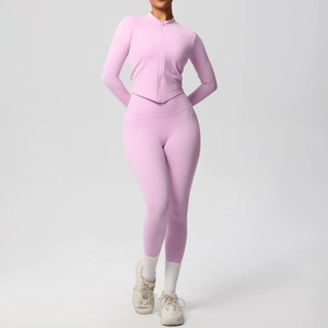 Détail de l'ensemble de yoga rose avec veste zippée et poches latérales sur le legging