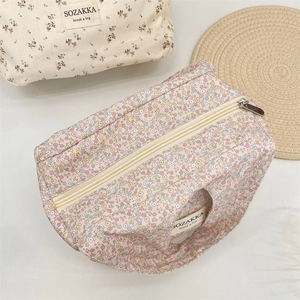 Detail view of floral canvas lunch bag with metal zipper and reinforced handle