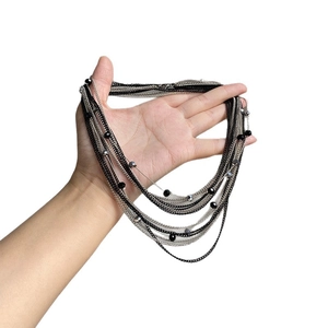 Collana multistrato con cristalli geometrici e catene girocollo in stile dark