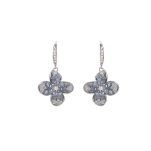 Detalle de pendientes de flor con cristal azul y circonita en montura de plata