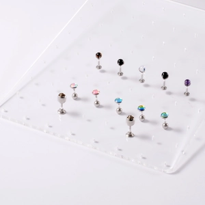 Support en acrylique avec boucles d'oreilles argentées et mini verres à vin colorés