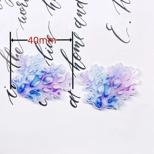 Dettaglio del ciondolo a fiocco 40mm con texture marmorizzata blu e viola per fai da te