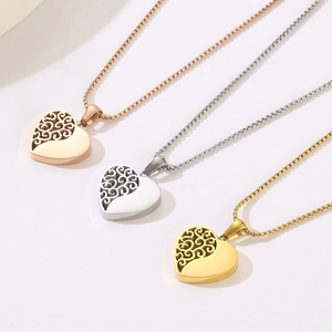 Détails des colliers pendentifs cœur en or rose, argent et or avec des motifs ajourés fins