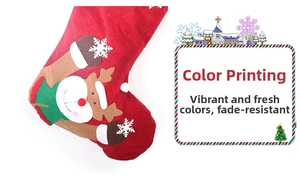 Détail d'une chaussette de Noël rouge avec applique renne et lumières LED brillantes