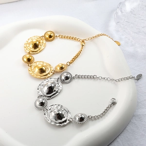 Bracelets en acier inoxydable doré et argenté avec placage 18K sur un plateau blanc
