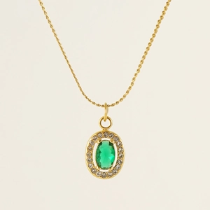 Dettaglio della collana placcata oro 18K con ciondolo ovale in zircone verde smeraldo e pavé