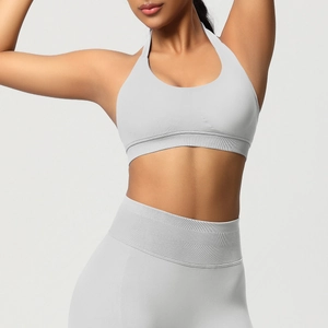 Gros plan sur le soutien-gorge de sport dos nu gris clair et le legging sans couture