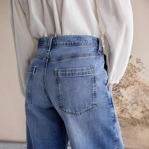 Jean femme à taille haute et jambe large avec délavage vintage et détails des poches