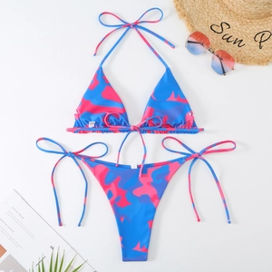 Mise à plat d'un bikini coloré avec chapeau d'été et lunettes pour les vacances