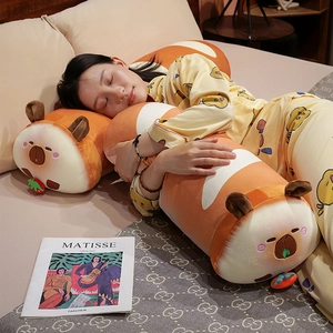 Long oreiller peluche capybara baguette montré dans une chambre avec texture douce