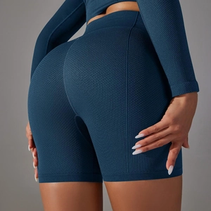 Dettaglio del tessuto a nido d'ape senza cuciture sui pantaloncini yoga a vita alta