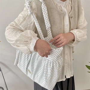Schicke blaue gepunktete Canvas-Schultertasche mit Rüschenzug und Schleifendetail am Gurt