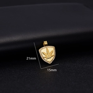 Vista dettagliata del ciondolo a scudo in oro 14K con motivo a foglia e misure reali