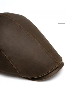 Dettaglio macro della tesa larga con doppia cucitura su cappello vintage marrone
