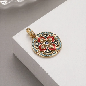 Pendente dorato rotondo smaltato in stile etnico con pietre preziose blu e rosse su supporto
