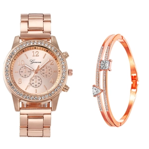 Détail de la montre à quartz luxe or rose et des bracelets ornés de strass brillants