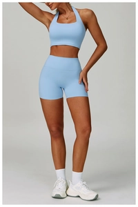 Détail d'un soutien-gorge de sport dos nu bleu clair et d'un short de cycliste