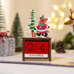 Detailopname van houten kerstaftelkalender met rendier en kerstboom versiering