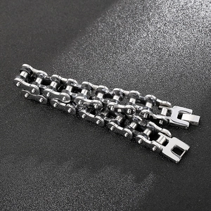 Detailansicht des Edelstahl-Armbands im Biker-Stil mit robuster Fahrradketten-Struktur