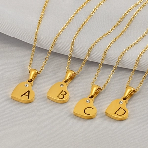Collana con cuore e alfabeto in acciaio inossidabile placcato oro 18k con piccoli strass