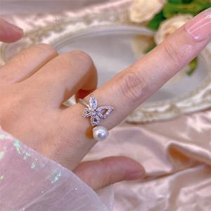 Bague ajustable papillon avec perle blanche et oxydes de zirconium scintillants