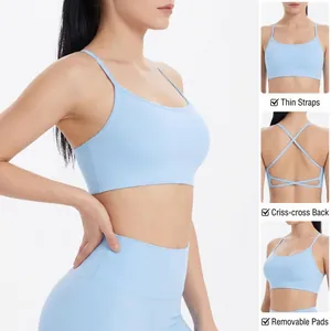 Soutien-gorge de sport bleu clair avec fines bretelles et dos croisé pour le yoga