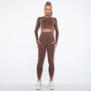 Detail eines kaffeebraunen nahtlosen Yoga-Sets mit Daumenlöchern und hohem Bund